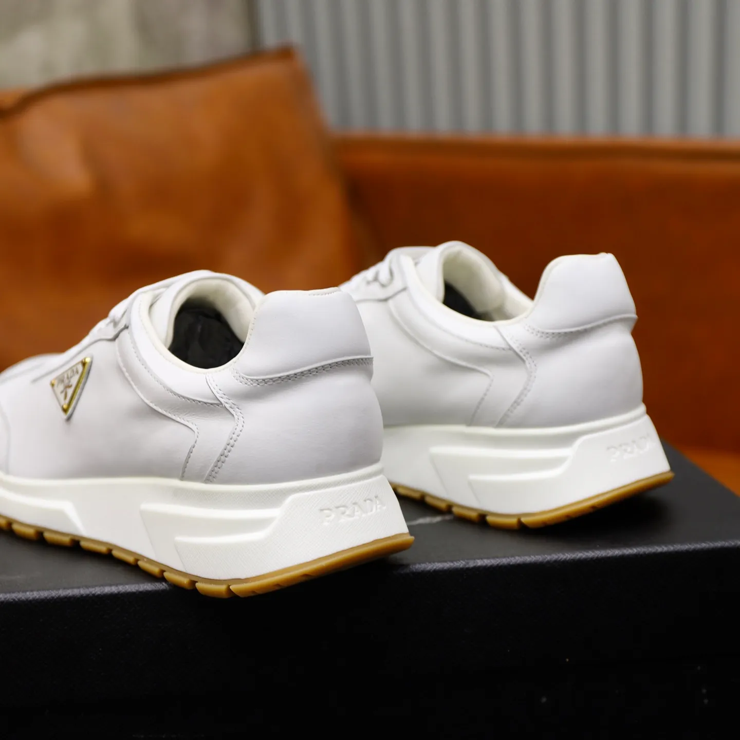 Factory price: 740💰Top original order Brand: PRADA (Prada) Standard code: Men's size 38/44 (45 can be customized) Grade: Same as the official website Material: Original cowhide stitching imported cowhide lining Original combination two-color wear-resistant soft outsole Style category: Leisure and sports version Young fashion European and American trend British style Color: Real picture color